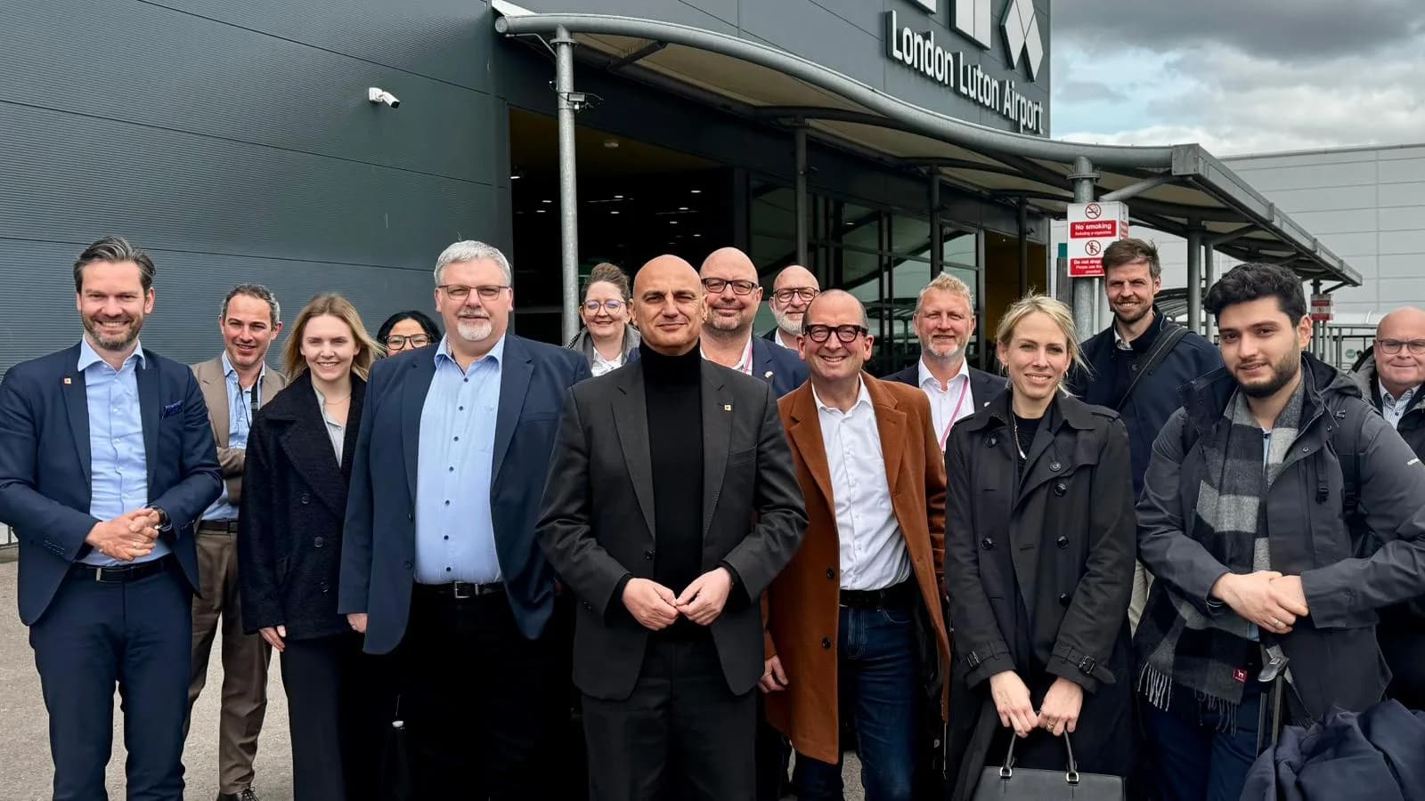 Dortmunder Wirtschaftsdelegation mit Oberbürgermeister Alexander Kalouti vor dem London Luton Airport